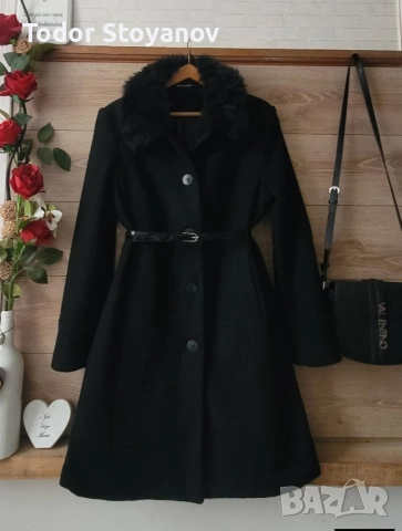 Черно палто с пухкава яка