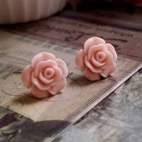 Нежни обеци рози в цвят пудра, снимка 4 - Обеци - 34800450
