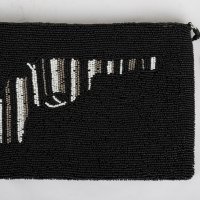 Дамска чанта тип плик в черно, бяло и сребристо Револвер марка Borro , снимка 1 - Чанти - 28650299