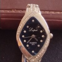 Стилен дизайн дамски часовник LUPAI QUARTZ с кристали перфектно състояние Красив 35306, снимка 2 - Дамски - 43758113