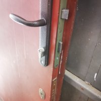 Продавам масивна входна врата с каса от винкел, направена е от метална рамка, оребрена облечена от д, снимка 4 - Входни врати - 39391290