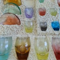 Бохемия чаши в куфар чешко цветно стъкло , снимка 16 - Антикварни и старинни предмети - 27748661