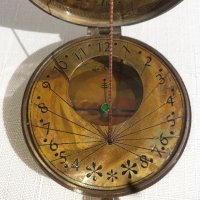 Масивен компас от бронз със слънчев часовник, снимка 1 - Подаръци за мъже - 43258613