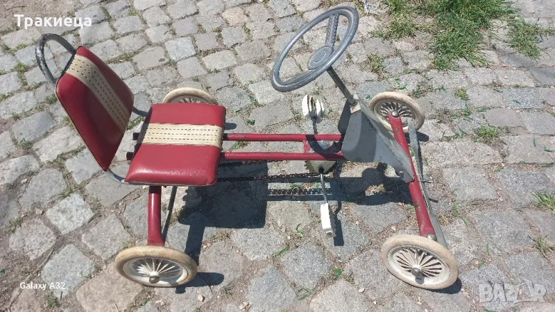 ГОЛЯМА СТАРА ДЕТСКА КОЛИЧКА С ПЕДАЛИ , снимка 1