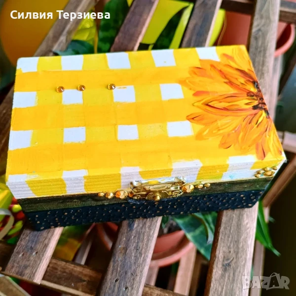 Ръчно изработена дървена кутия "Трите слънчогледа" в комплект с бижута, снимка 1