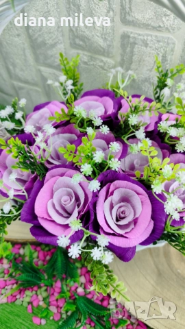  Кошничка с 11 рози от креп хартия!!, снимка 15 - Декорация за дома - 52924971