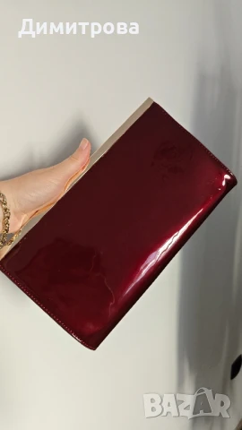 Елегантна дамска чанта от червен лак и златисто закопчаване