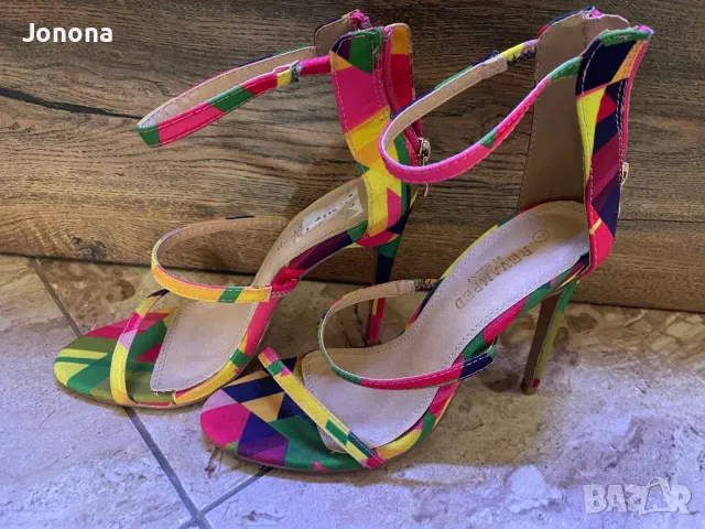 Шарени сандали