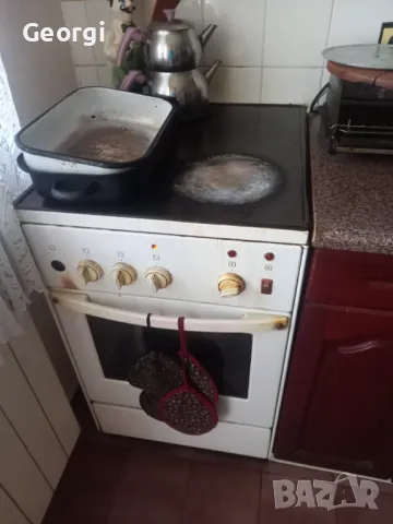 Печка с керамичен плот. Работещи 3 котлона плюс работеща фурна. Възможност за доставка в района на П