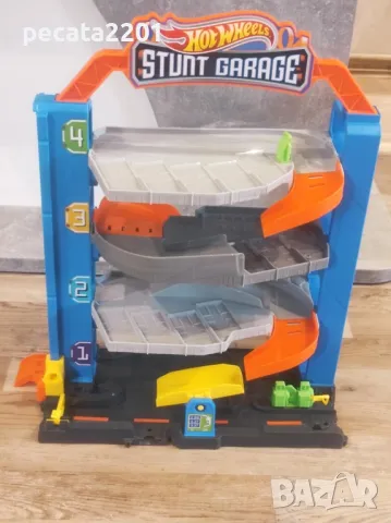Продавам - Паркинг Hot Wheels 