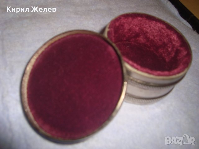 СТАРА ПОСРЕБРЕНА ОРНАМЕНТИРАНА КРЪГЛА КУТИЙКА за БИЖУТА с ПЛЮШЕНА ДРАПЕРИЯ 32220, снимка 8 - Антикварни и старинни предмети - 38258863