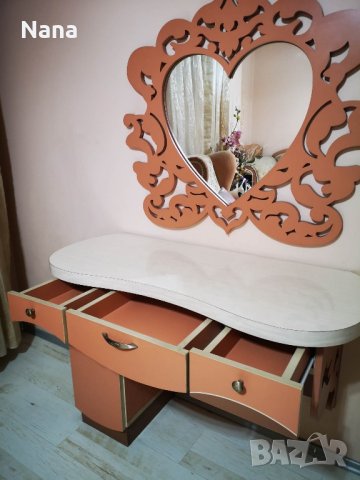 Тоалетка с огледало в отлично състояние без забележки. Цена 300лв. София , снимка 5 - Тоалетки - 43612133