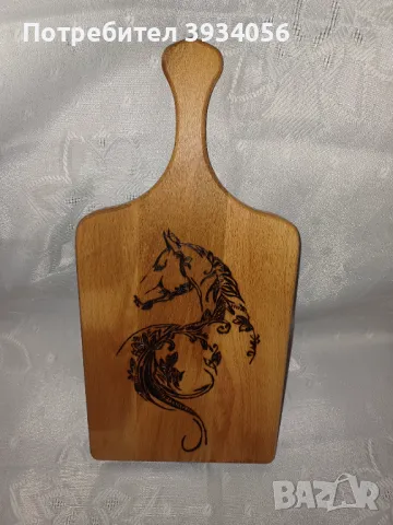Ръчно пирографирана дъска за мезе "Кон"