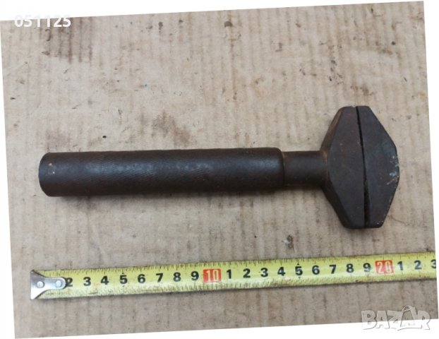 интересен гаечен ключ - подвижен