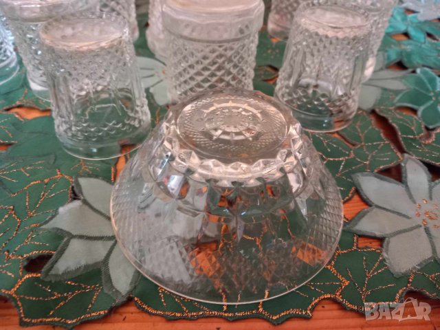 Гарафа, девет чашки и купичка за ядки релефно стъкло, снимка 12 - Други - 42035678