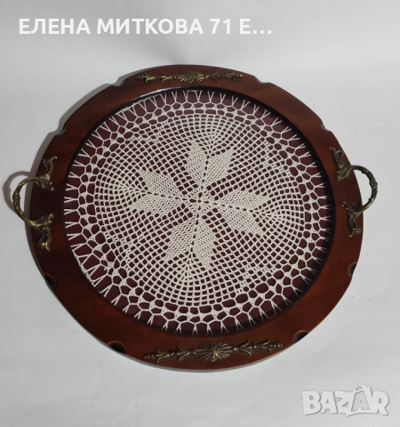 Дървен поднос с остъклено дъно и дантела