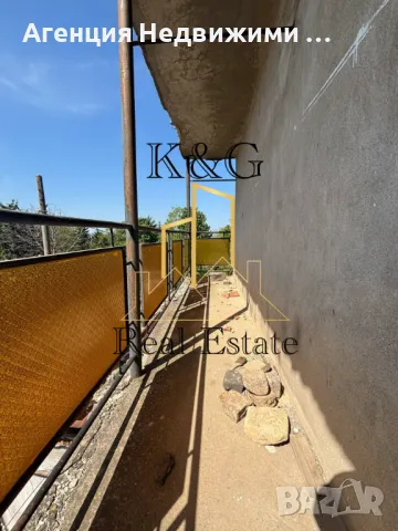 Триетажна тухлена на плоча къща в с. Стражец, снимка 7 - Къщи - 50343045