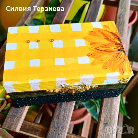 Ръчно изработена дървена кутия "Трите слънчогледа" в комплект с бижута, снимка 1