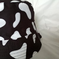 Двулицева шапка идиотка кравичка в черен в бял цвят, снимка 2 - Шапки - 37124144
