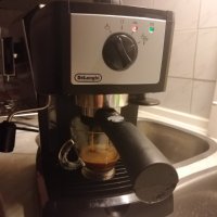 Кафе машина Делонги с ръкохватка с крема диск, работи отлично и прави хубаво кафе с каймак , снимка 1 - Кафемашини - 34947221