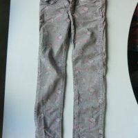 джинси на цветя логг, снимка 1 - Детски панталони и дънки - 37452922