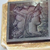 Златна 18к брошка с карнеолова гема изобразяваща три глави, снимка 10 - Колиета, медальони, синджири - 43491618