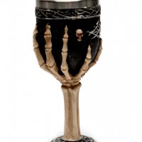 Код 91066 Забавна чаша за вино с ръка от кости, изработена от полирезин., снимка 2 - Чаши - 32978941