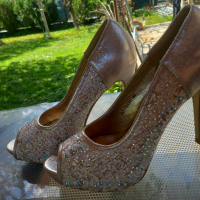 Официални златисти обувки с дантела и камъни номер 38, снимка 1 - Дамски елегантни обувки - 36549815