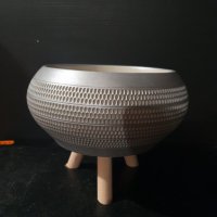 Керамична кашпа на дървена стойка