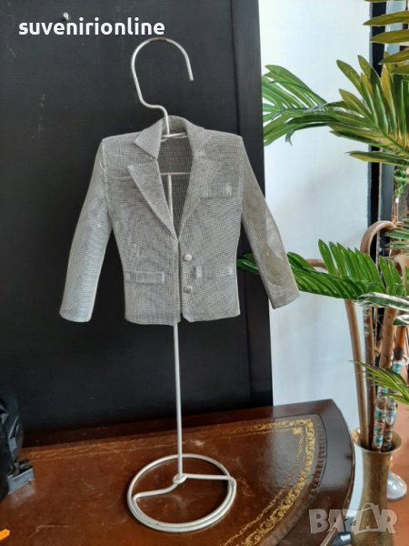 Метална закачалка с палто за декорация , снимка 1