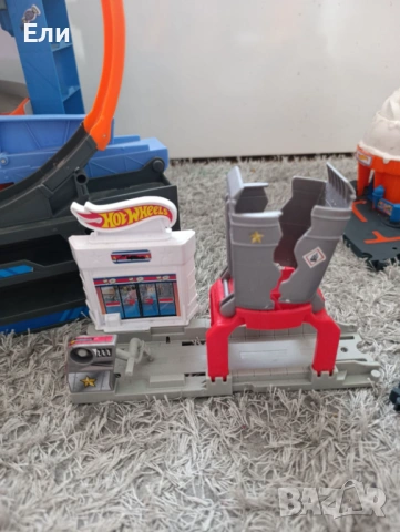 Детска писта Hot Wheels с аксесоари, снимка 5 - Коли, камиони, мотори, писти - 53520078