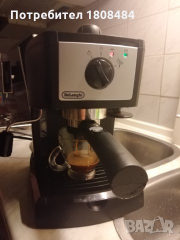 Кафе машина Делонги с ръкохватка с крема диск, работи отлично и прави хубаво кафе с каймак , снимка 1 - Кафемашини - 34947221