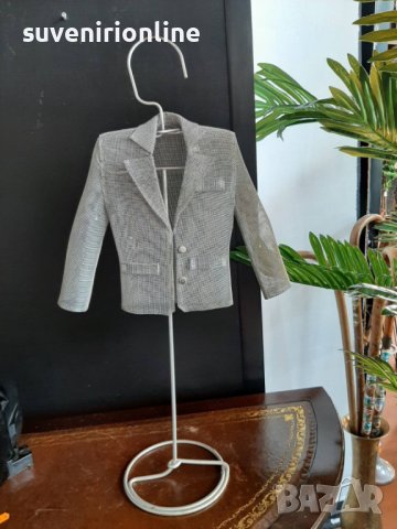 Метална закачалка с палто за декорация 