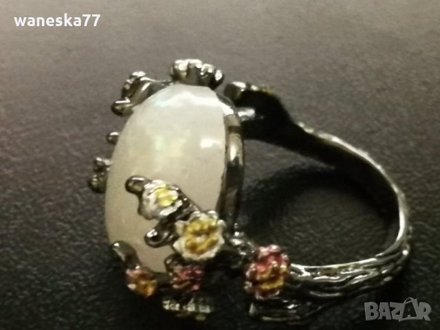 Прекрасен дамски пръстен със сребърно покритие S925, с красив камък с отблясъци и нежни цветя