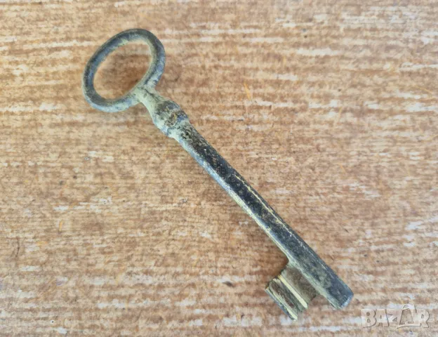 Стар голям бронзов ключ