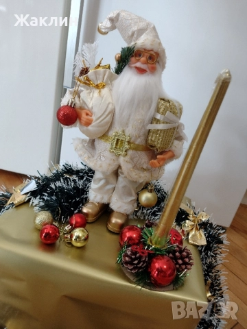 Коледна украса - дядо Коледа, свещник, гирлянди, топки