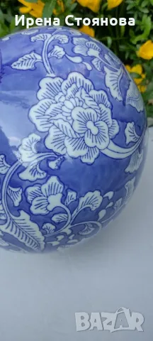 Голяма китайска ваза. Ръчно рисувани флорални елементи в бяло и синьо. , снимка 5 - Декорация за дома - 47321266