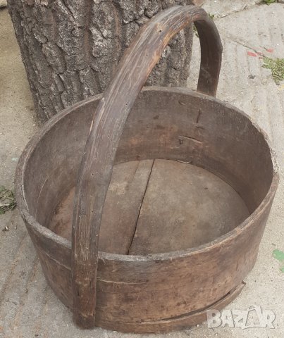 много Стара дървена крина с дръжка, дървена мярка за обем, съд