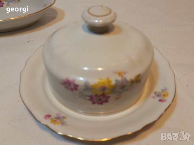 Две порцеланови плата и съд за масло , снимка 4 - Аксесоари за кухня - 38582498