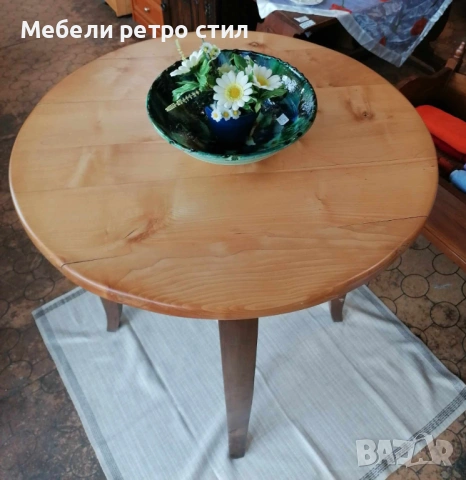 Красива кръгла маса от масивно дърво с изчистена линия и натурален тон. 