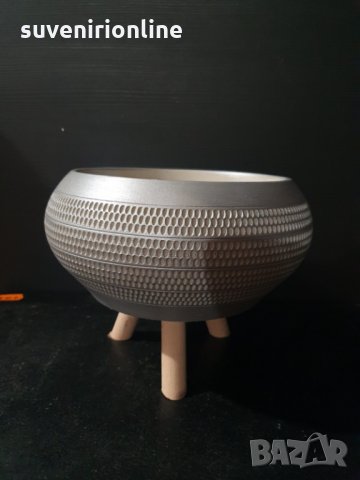 Керамична кашпа на дървена стойка