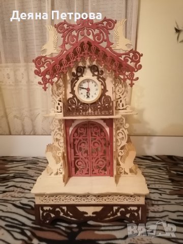 Настолен часовник. Дърворезба. 