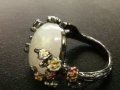 Прекрасен дамски пръстен със сребърно покритие S925, с красив камък с отблясъци и нежни цветя