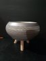 Керамична кашпа на дървена стойка, снимка 1 - Изкуствени цветя - 35560543