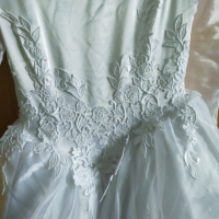 Булчинска рокля 👗 ползвана 1 път правена по поръчка размерS бродерията е шита, снимка 2 - Рокли - 36400127