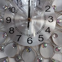 Часовник Сребърен Паун, безшумен механизъм. Ф 49 см. Материал : Метал и стъклени орнаменти, снимка 3 - Стенни часовници - 37527308