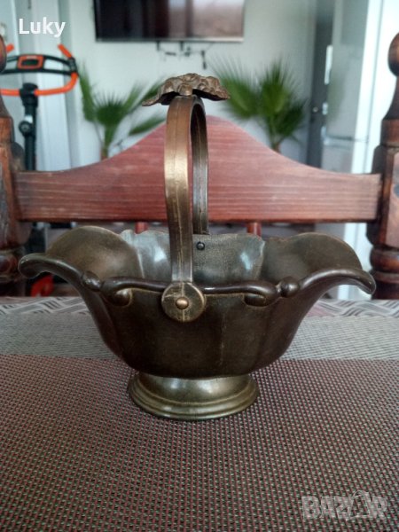 Продавам красива,антикварна бонбониера.Размерите са на снимките., снимка 1