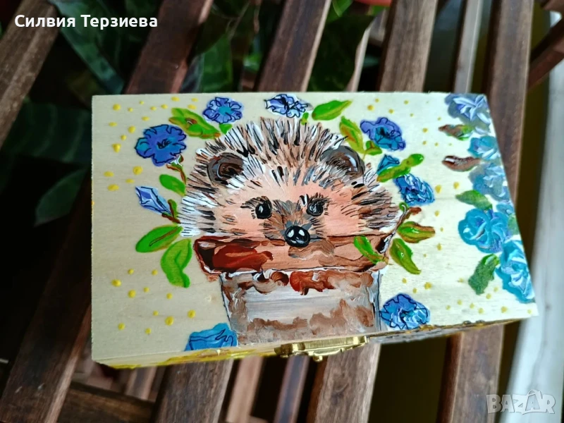 Ръчно изработена дървена кутия "Happy Hedgehogs", снимка 1