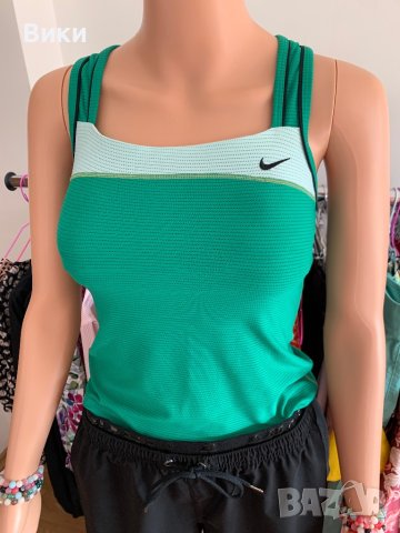 Nike потник топ в размер XS, снимка 2 - Потници - 40745088