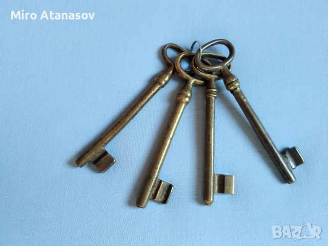 Лот 4 големи стари бронзови ключа, снимка 7 - Антикварни и старинни предмети - 52793963